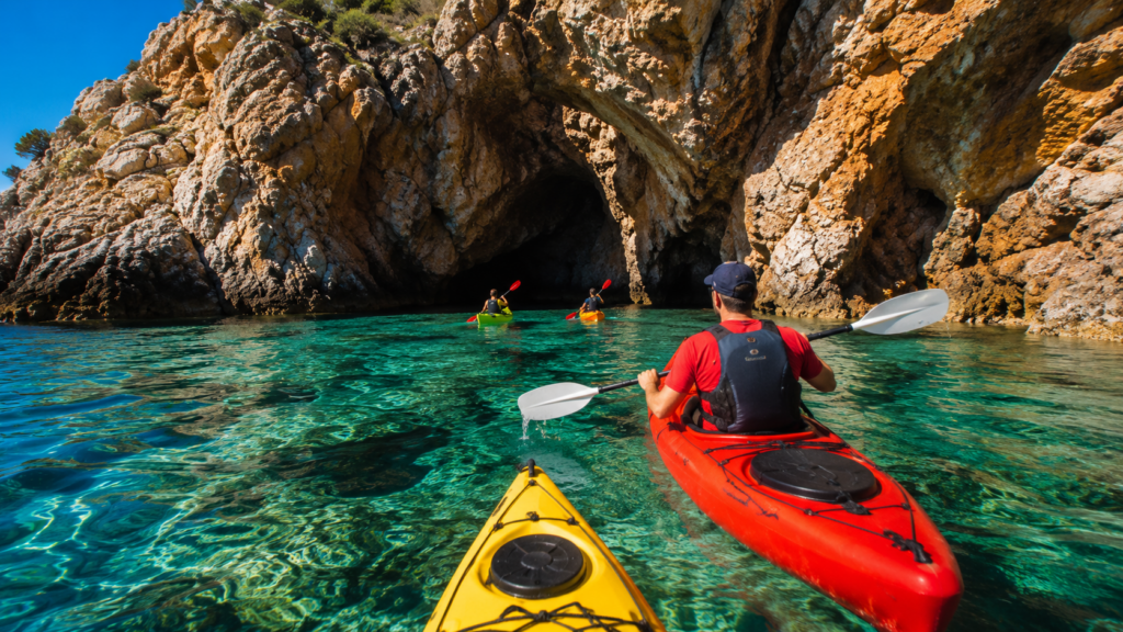 Ruta en kayak por los acantilados de la Costa Tropical granadina
